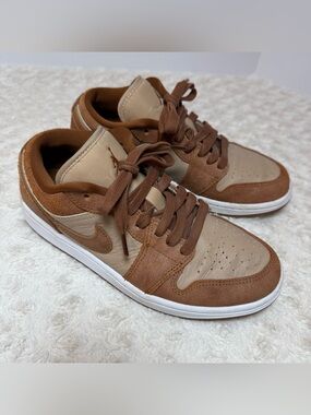 Nike Low-Top Sneakers in Beige and Brown